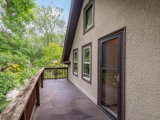 Treetop balcony! Stucco and exterior in excellent condition.