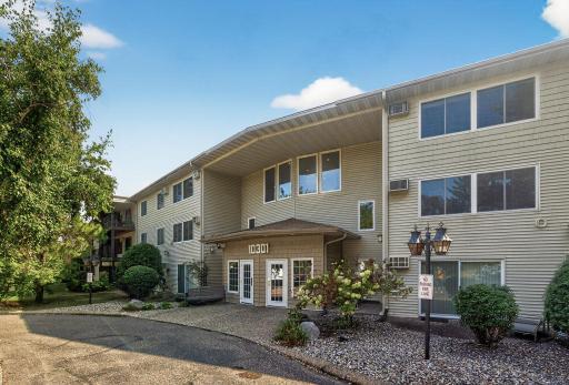 10301 Cedar Lake Road, 113, Minnetonka, MN 55305