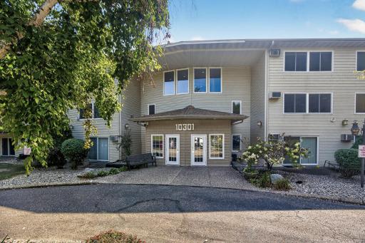 10301 Cedar Lake Road, 113, Minnetonka, MN 55305