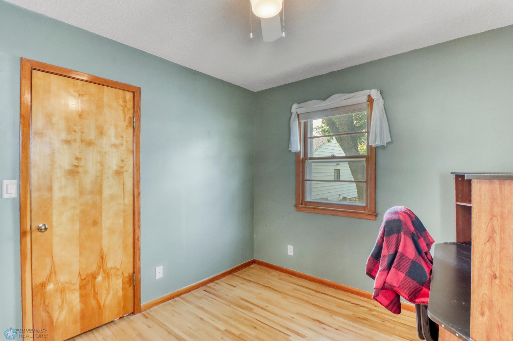 Bedroom1_1.JPG