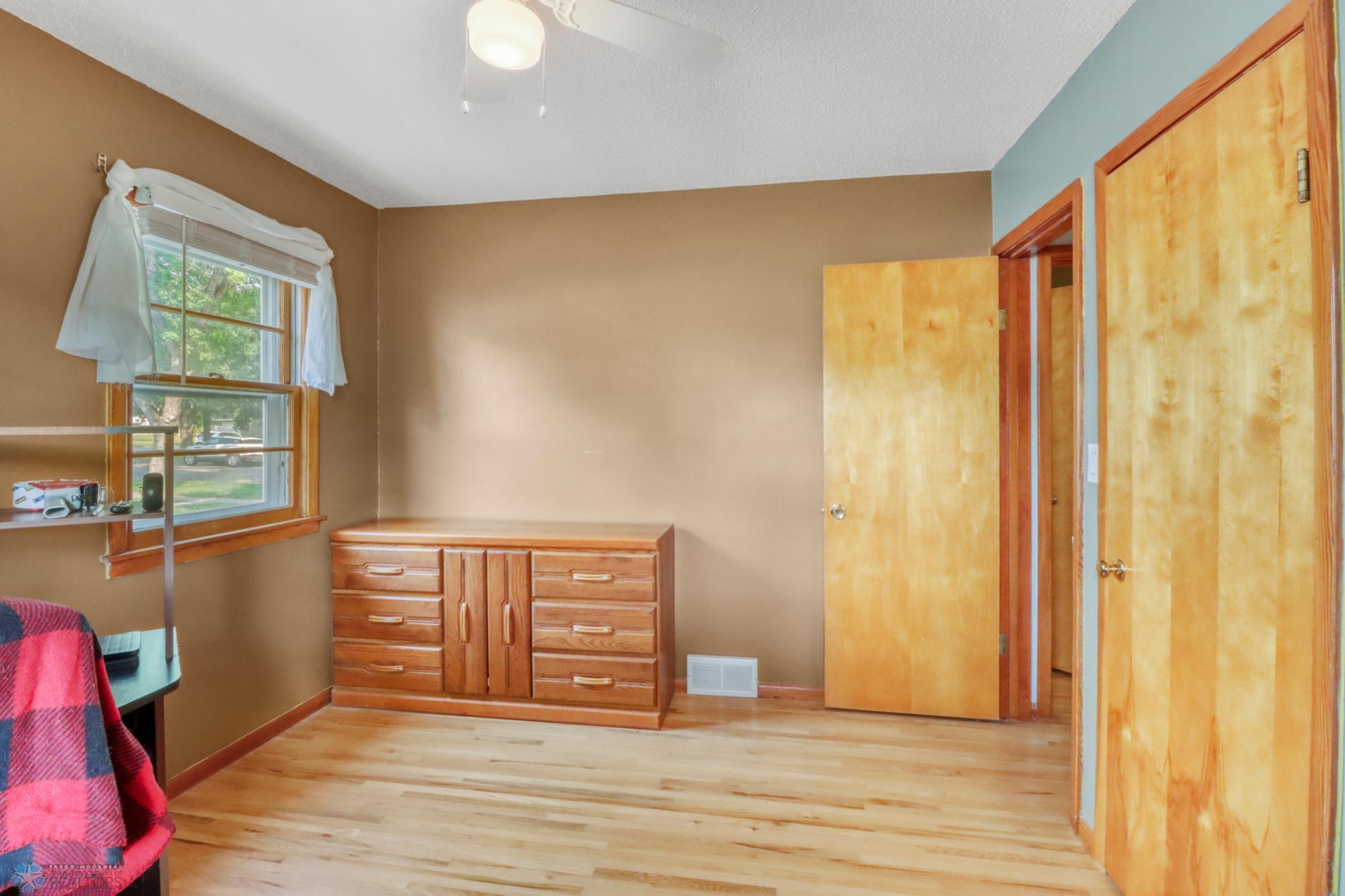 Bedroom1_2.JPG
