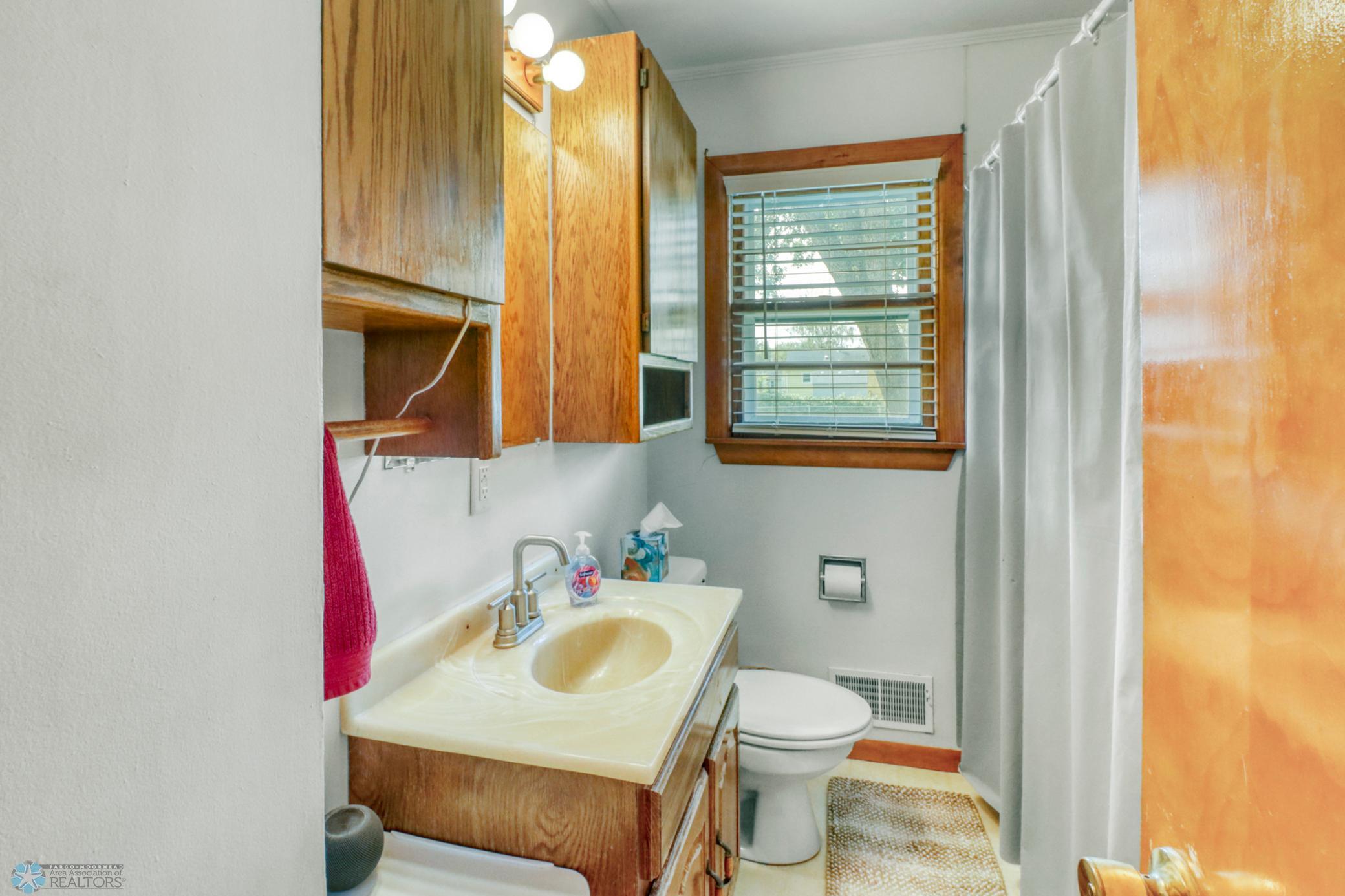 Bathroom1_1.JPG