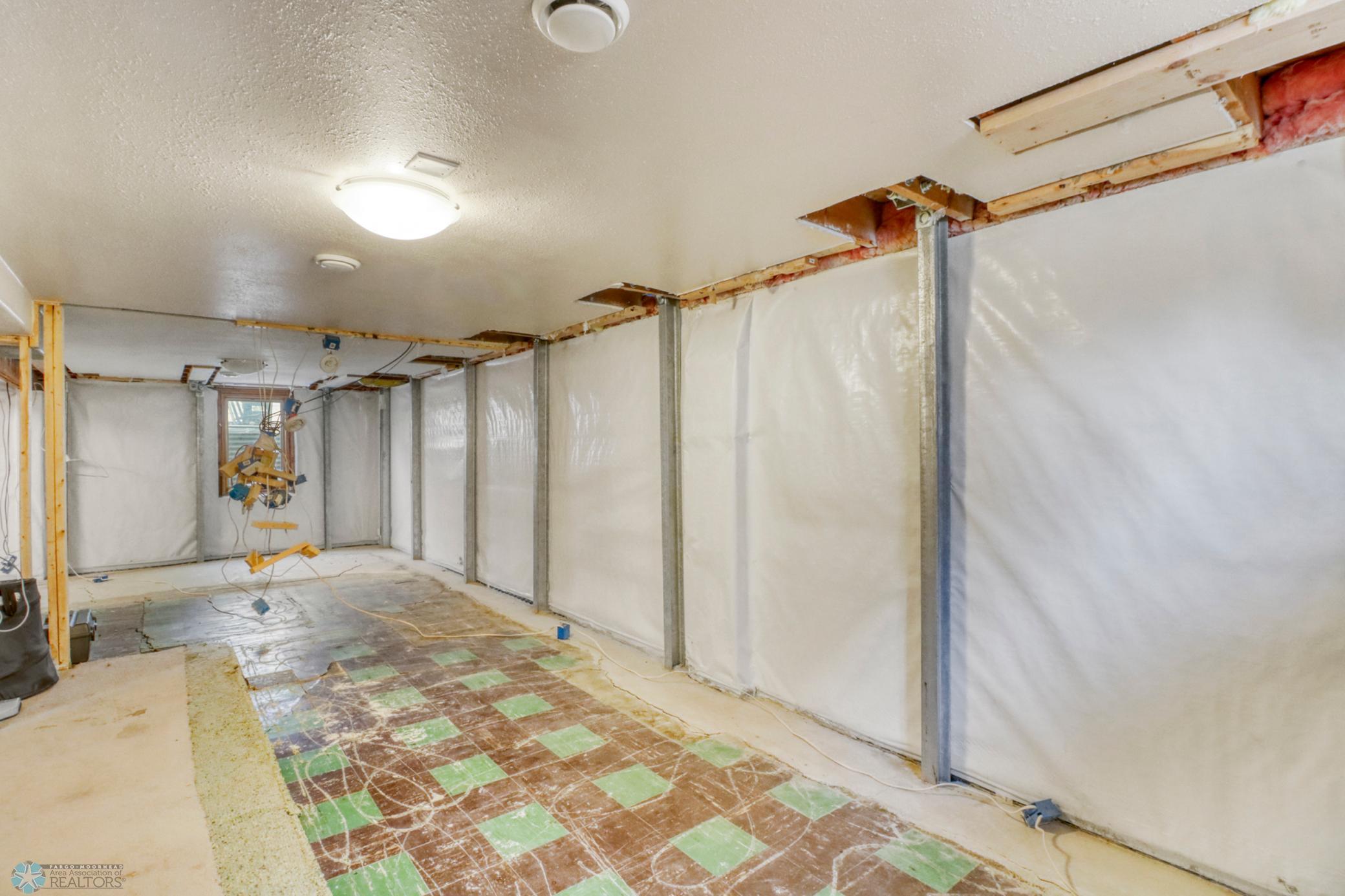 Basement1_3.JPG