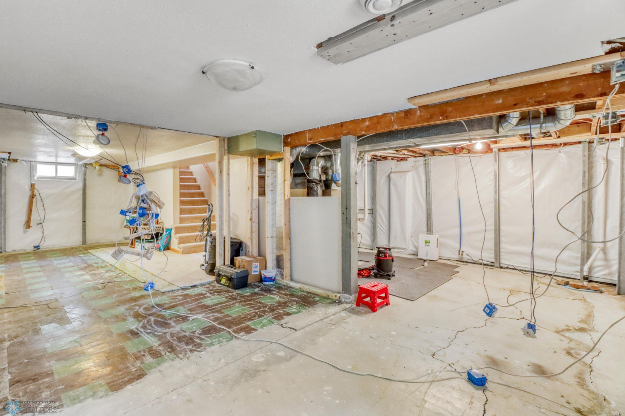 Basement1_2.JPG