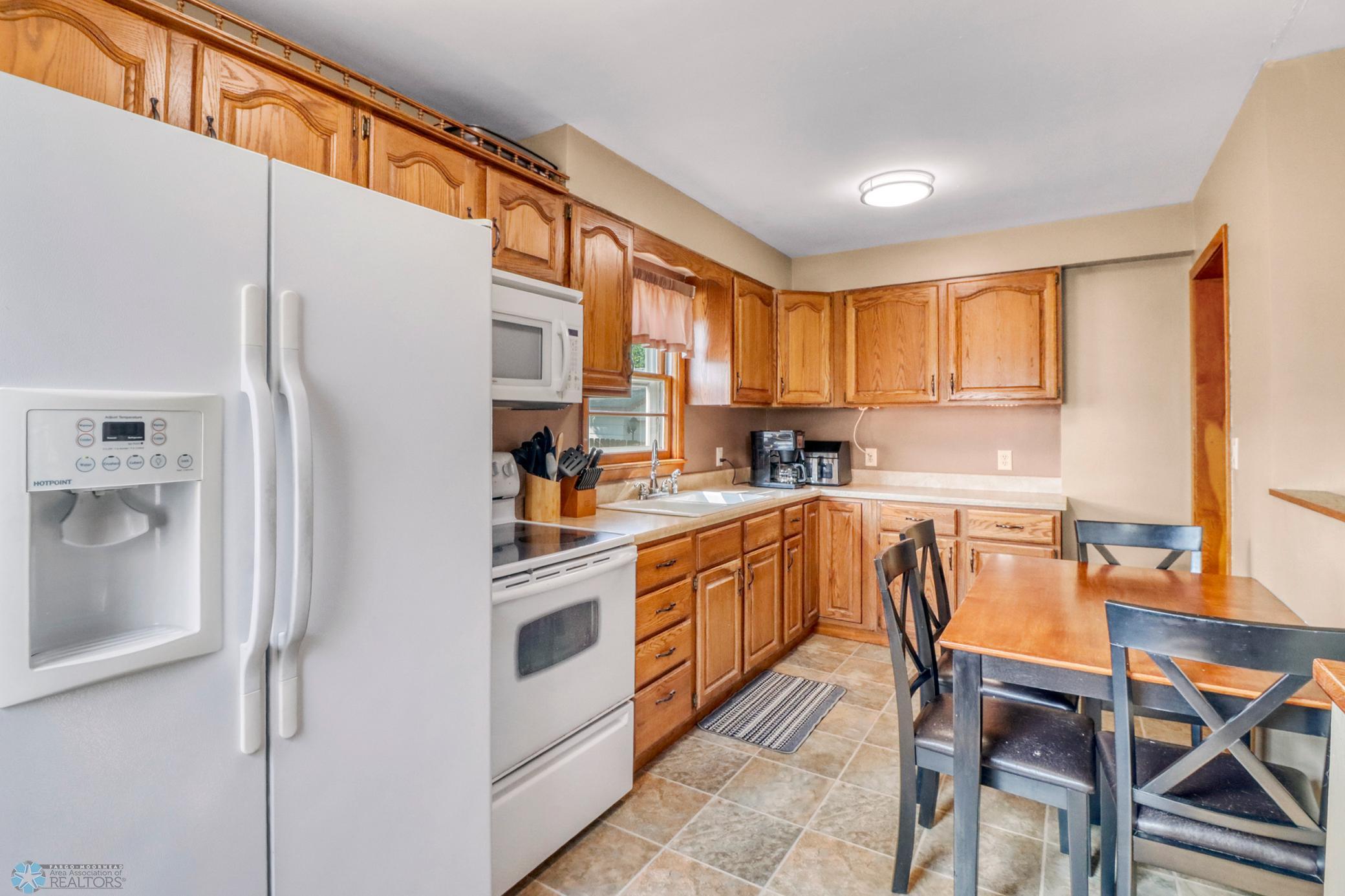 Kitchen1_2.JPG