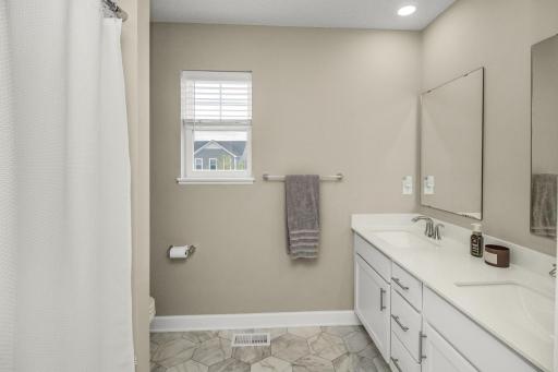 7486 Upper 38th Street N, Oakdale, MN 55128