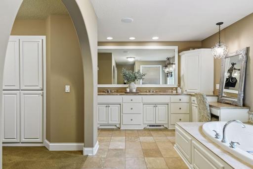 10005 Trails End Road, Chanhassen, MN 55317