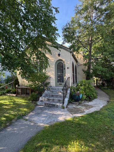 Adorable bungalow on Minnehaha parkway a stone's throw from 2 lakes.