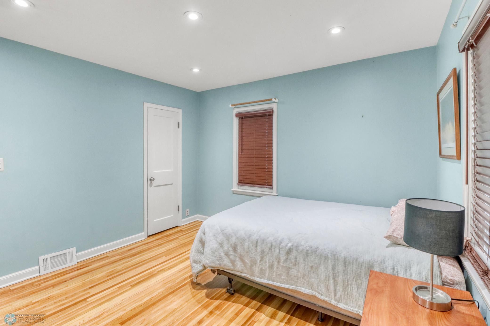 Bedroom1_2.JPG