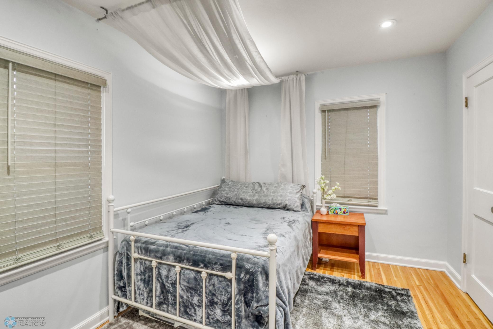 Bedroom2_1.JPG