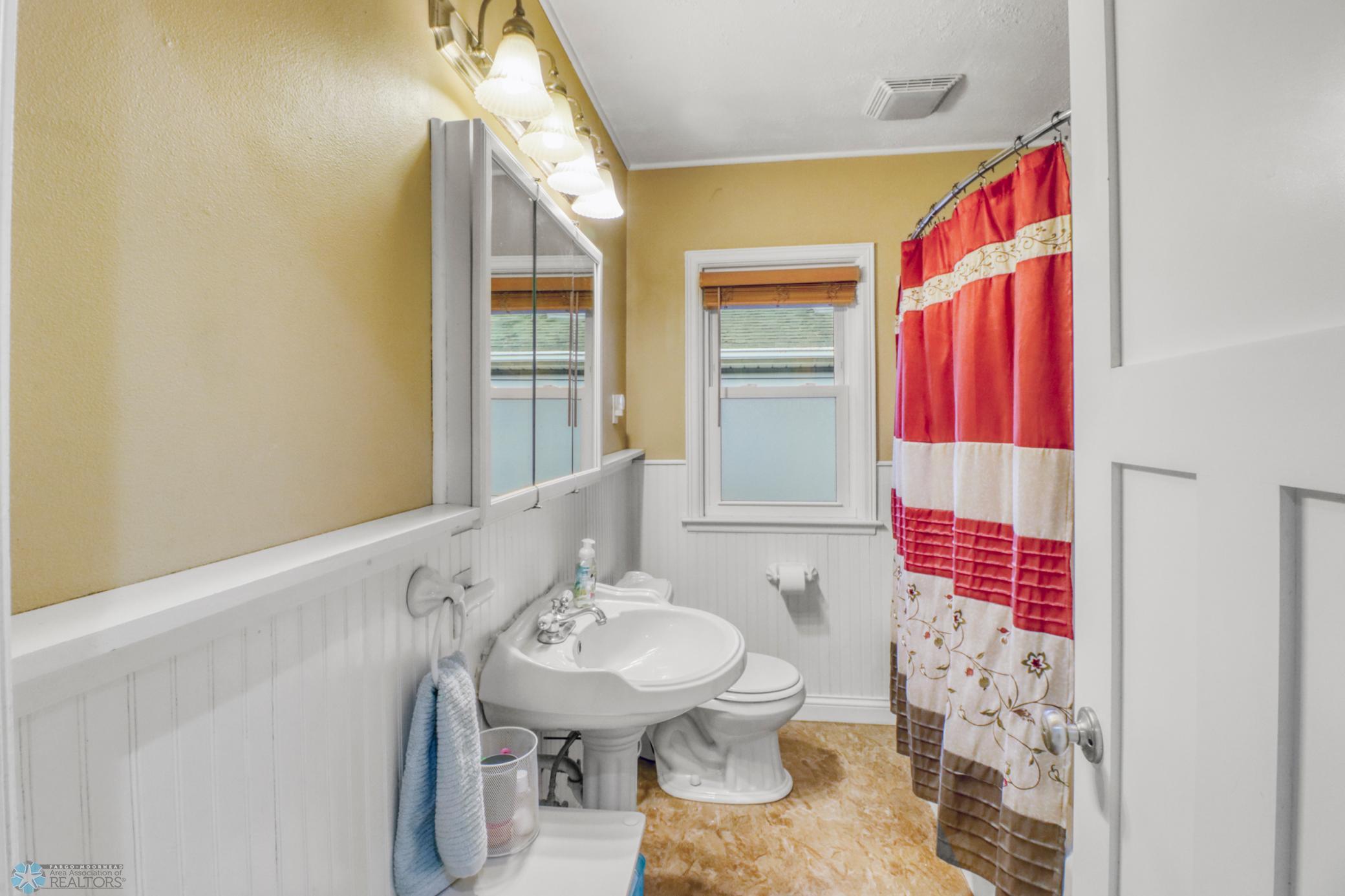 Bathroom1_1.JPG