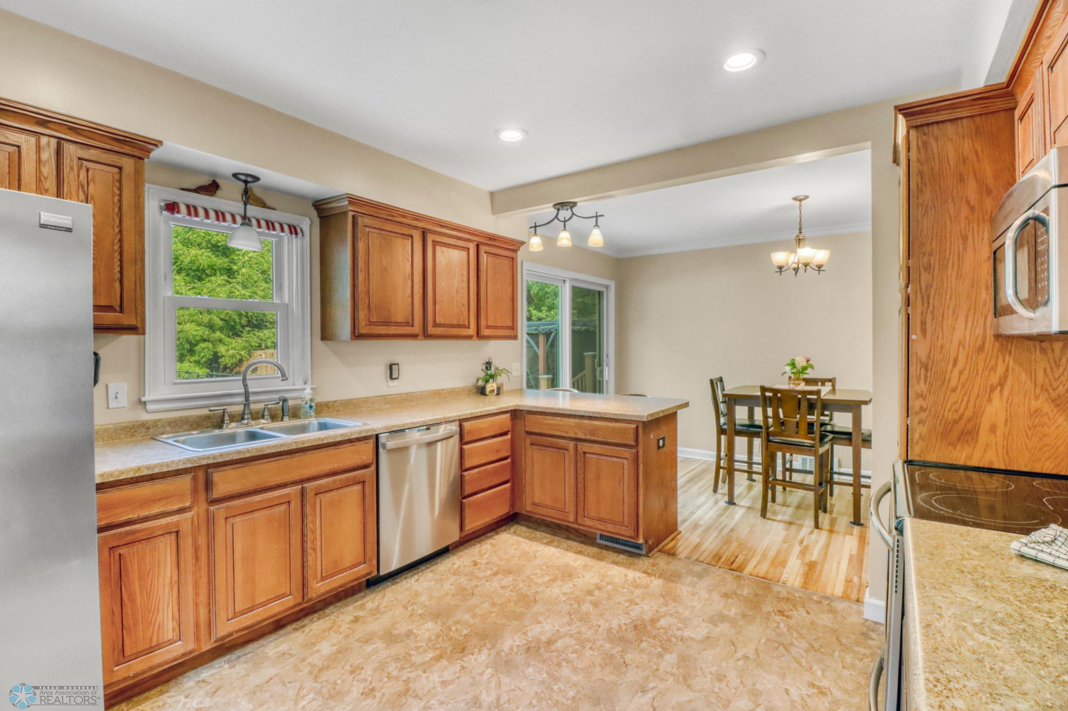 Kitchen1_1.JPG