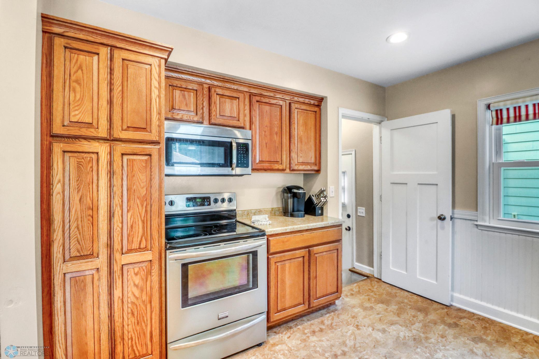Kitchen1_2.JPG