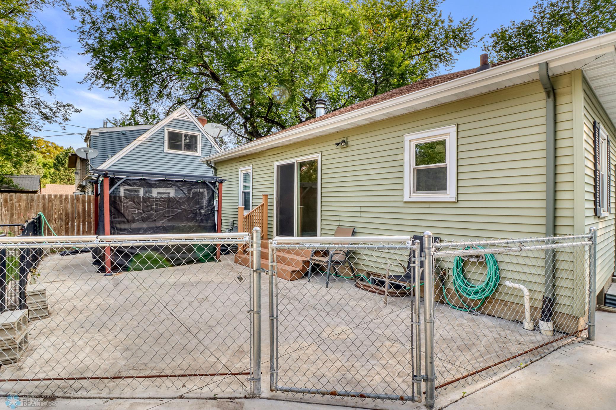Backyard_patio1_1.JPG