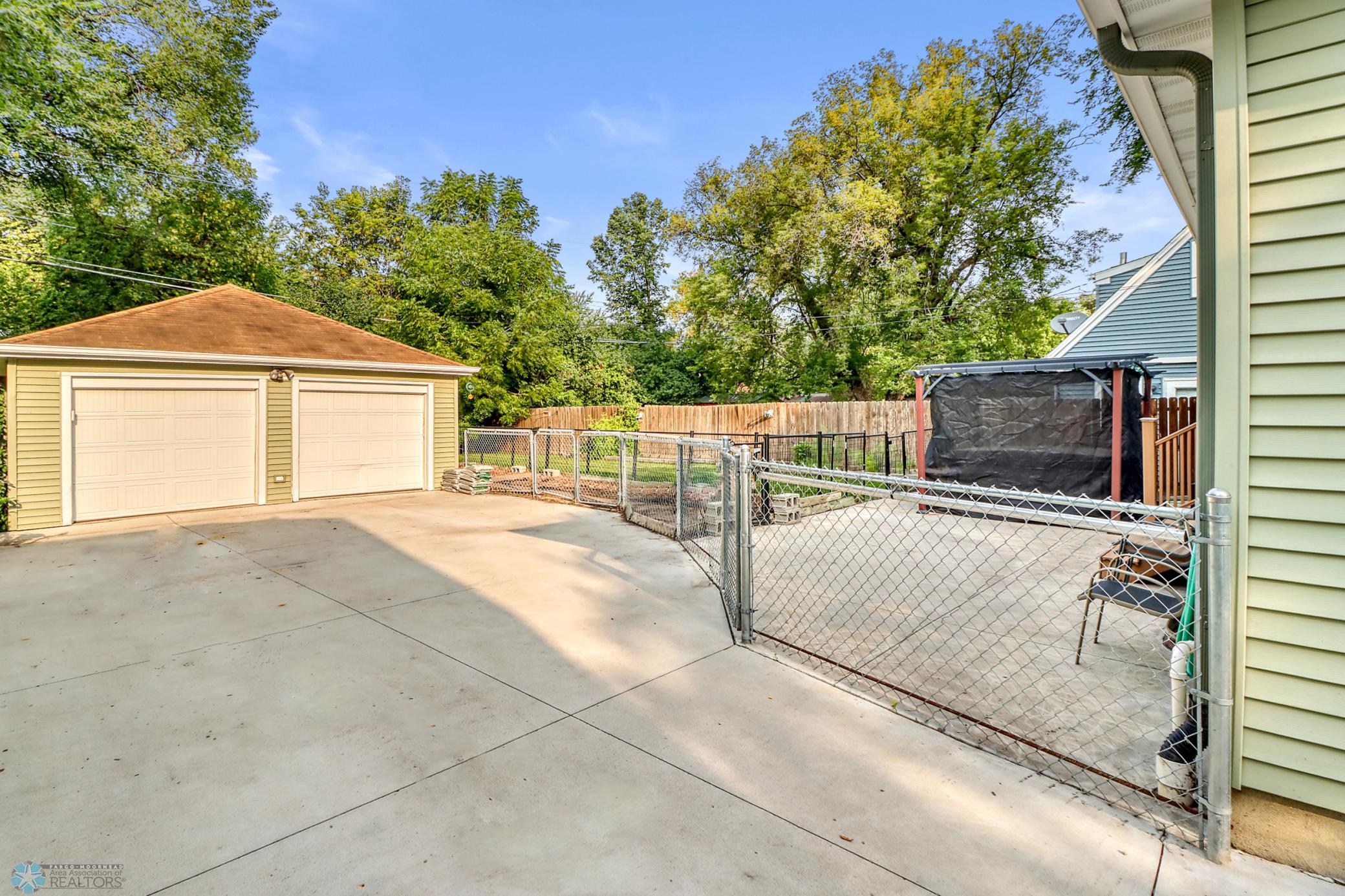 Backyard1_1.JPG