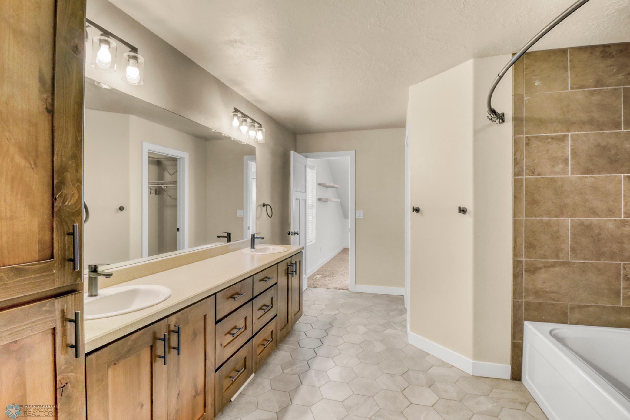 Primary Bathroom1_3.JPG