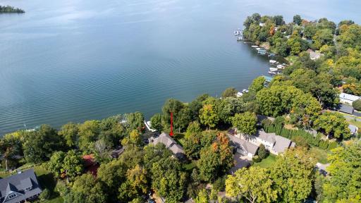 Wooded sloops offer impressive lake views.