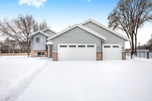 Photo for 1114 Ashwood Court, Waite Park, MN 56387 - listing #6785970 Lovely Bilevel Home Located In Cud el sac