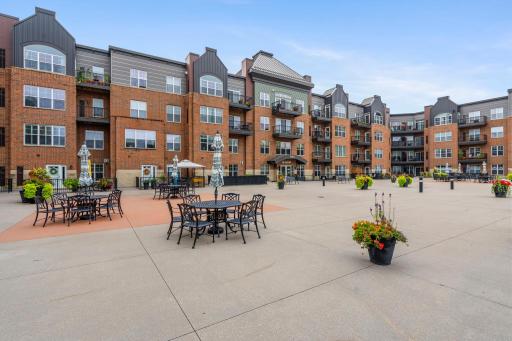 Huge Outdoor Patio Common Area with Amazing Summer Vibes!