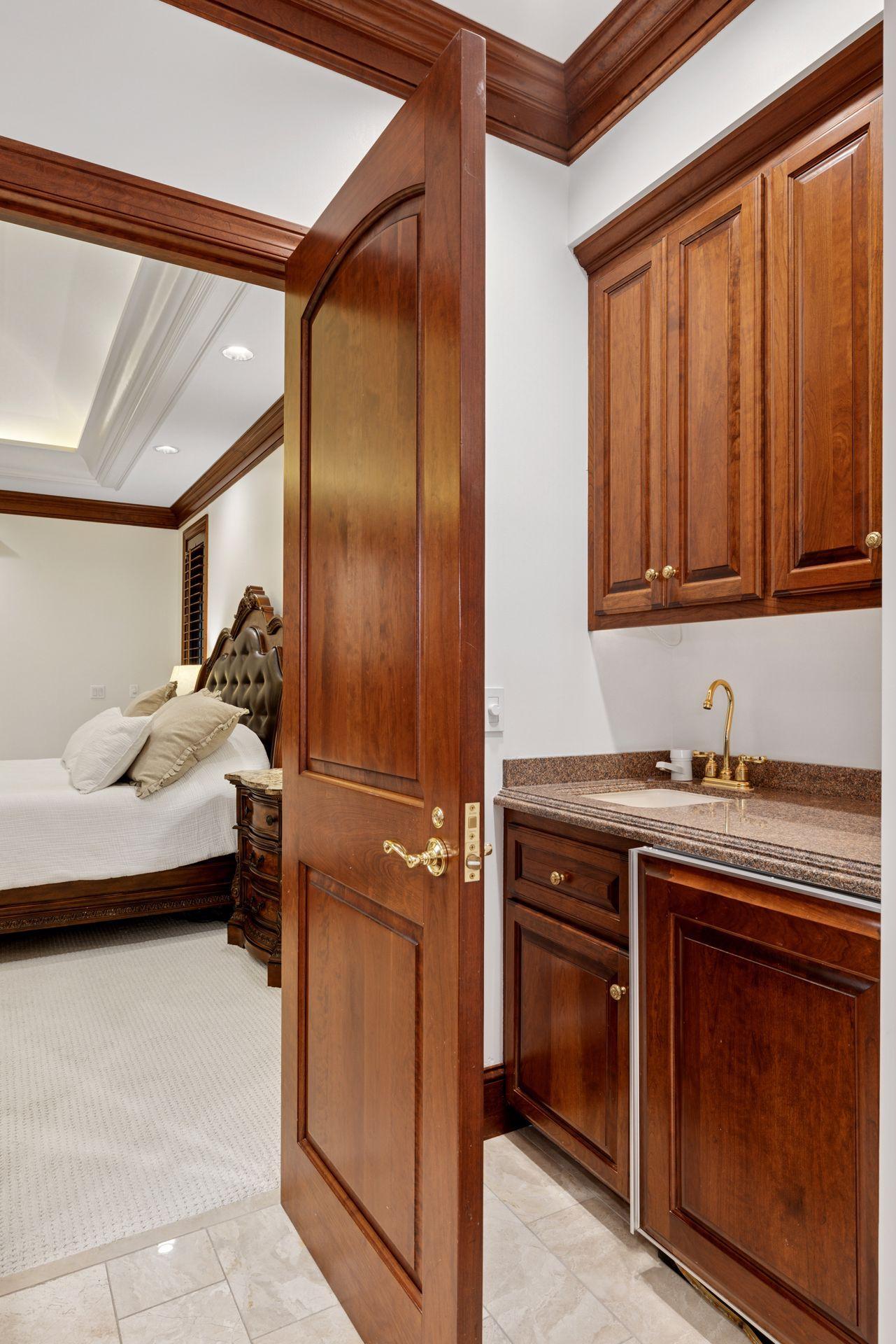 Primary bath 1 wet bar