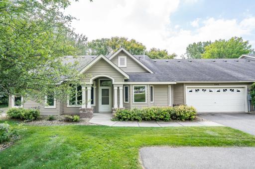 Beautiful townhome located close to shopping, parks and other amenities. 20 minutes to downtown Minneapolis. You can also walk to the bus line