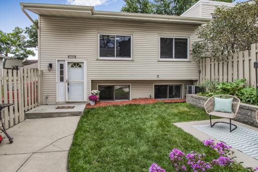 Actractive, well maintained 2bedroom 2bath townhome