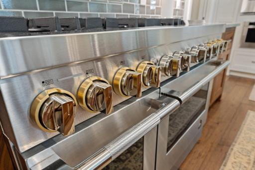 The little details like these gold cuffs are what make Maranta stand out from other custom new builds