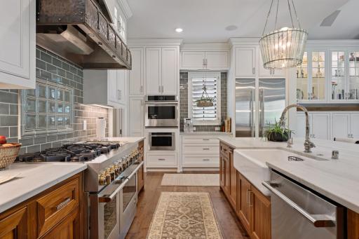 Sleek, low profile Jenn-Air appliances throughout
