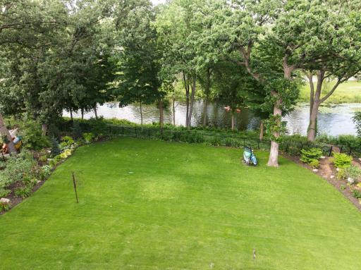 Rare lot size, fully fenced in. Equipped with a stall for kayaks and paddle boards and a direct path to the channel