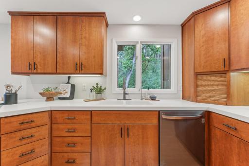 2404 Sherwood Hills Road, Minnetonka, MN 55305