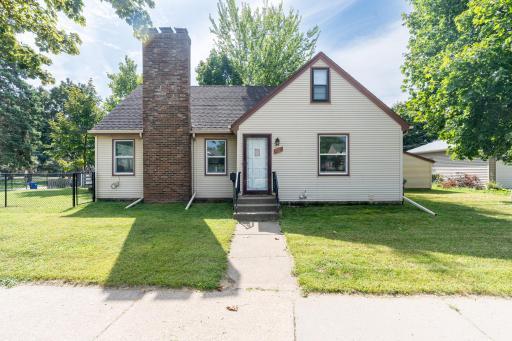 692 Wheelock Parkway E, Saint Paul, MN 55106