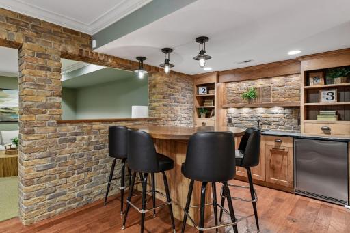 2323 Huntington Point Road W, Wayzata, MN 55391