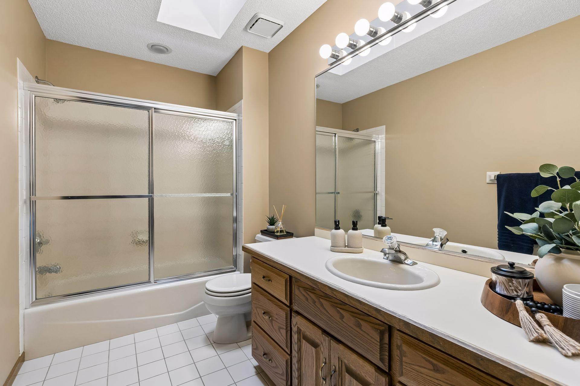 2nd full bath on upper level, skylight.