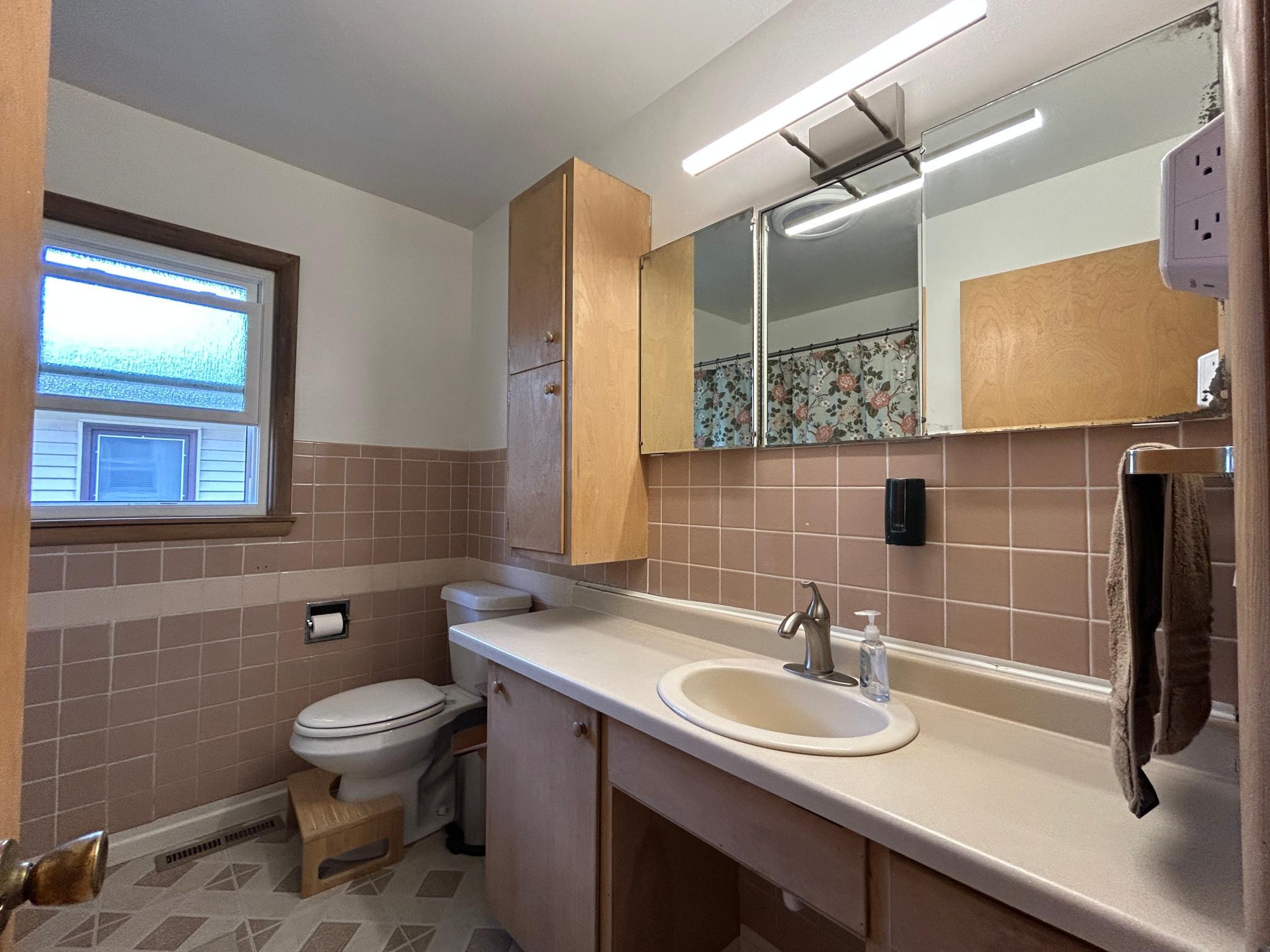 Main Floor Full Bath.JPG