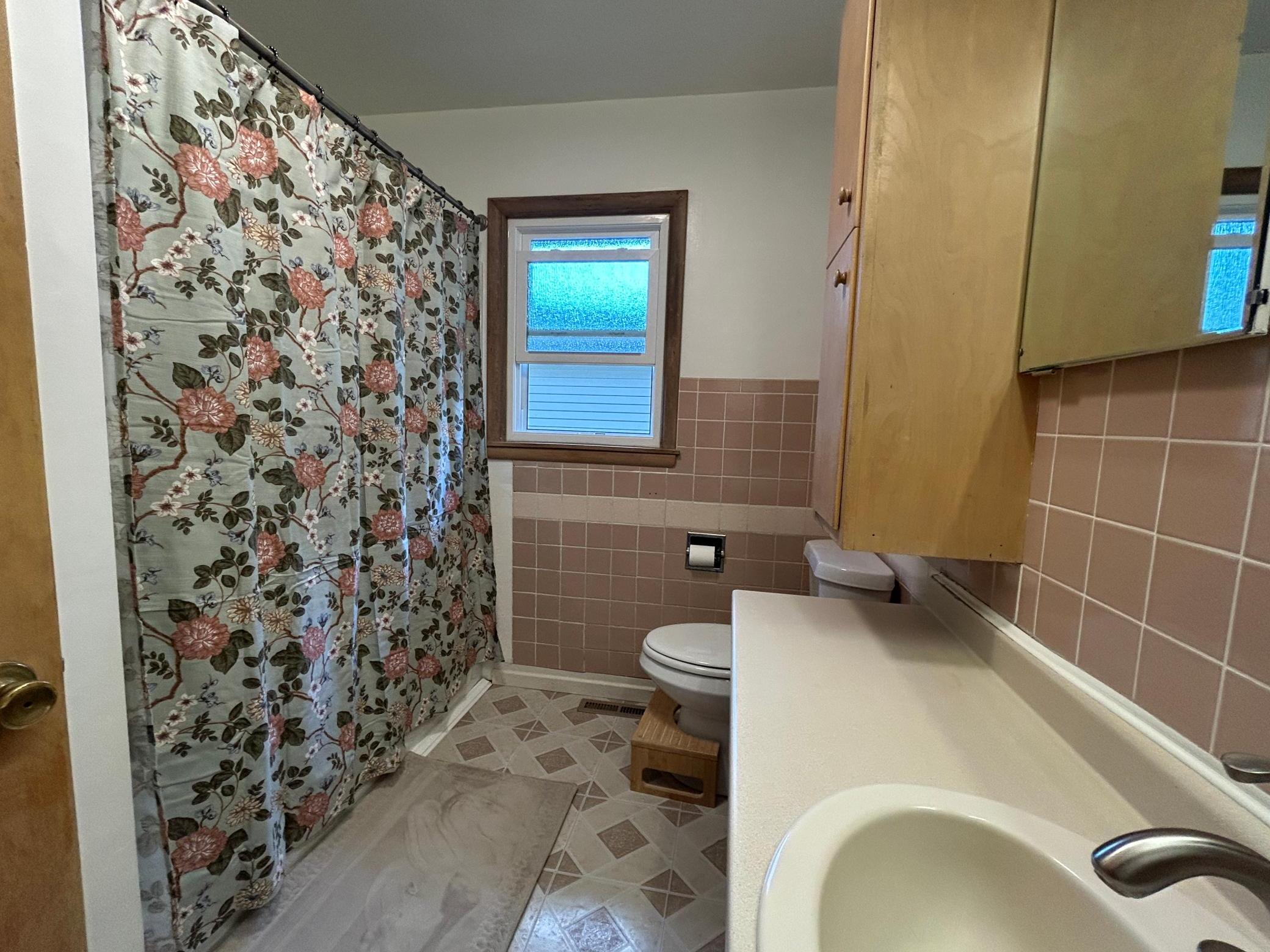 Main Floor Full Bath.JPG