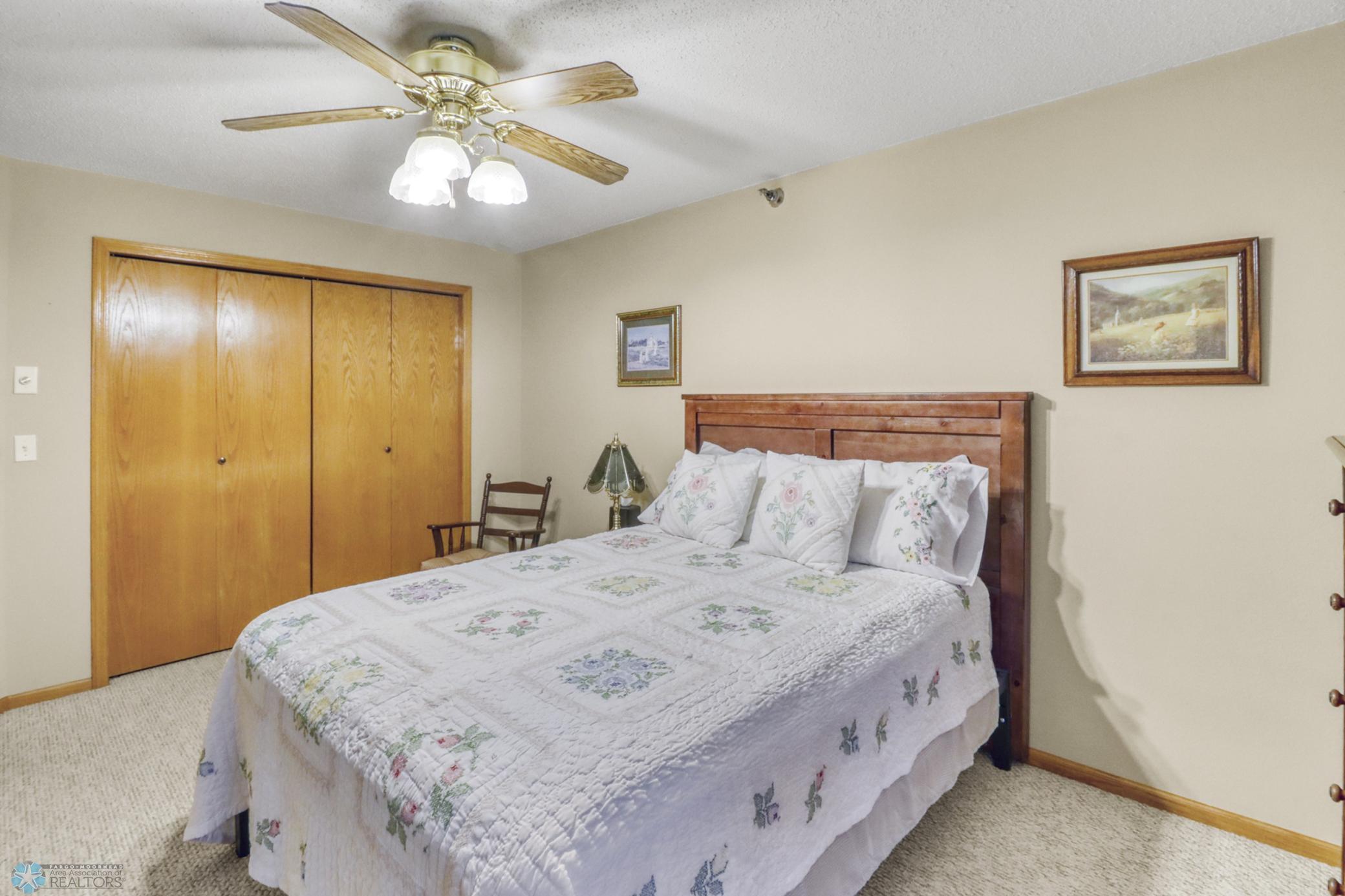 Bedroom1_2.JPG