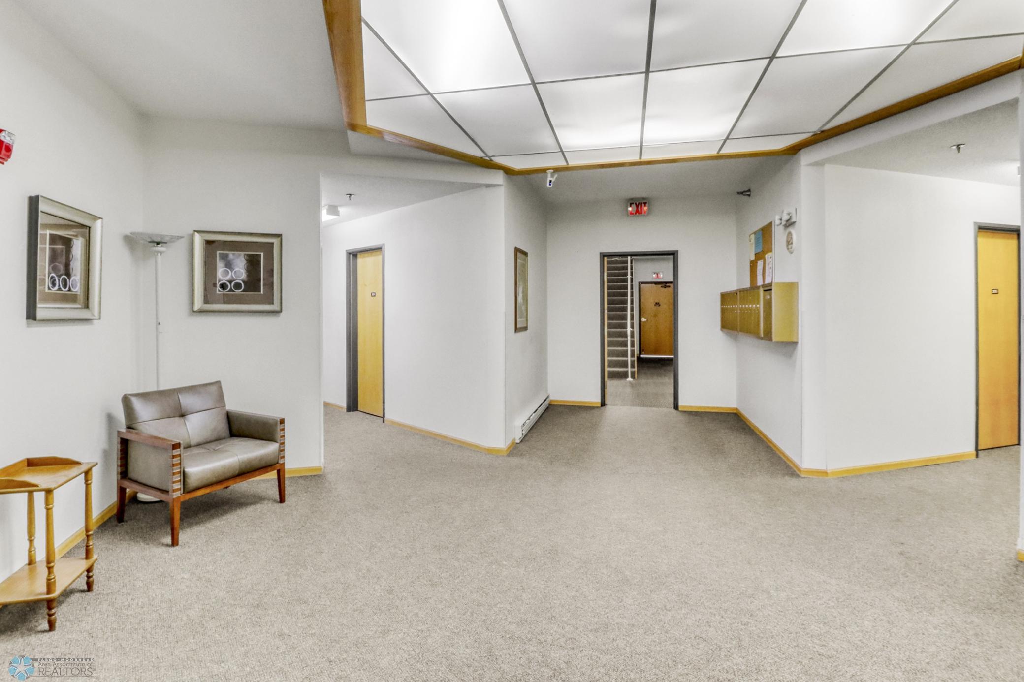 Lobby1_1.JPG