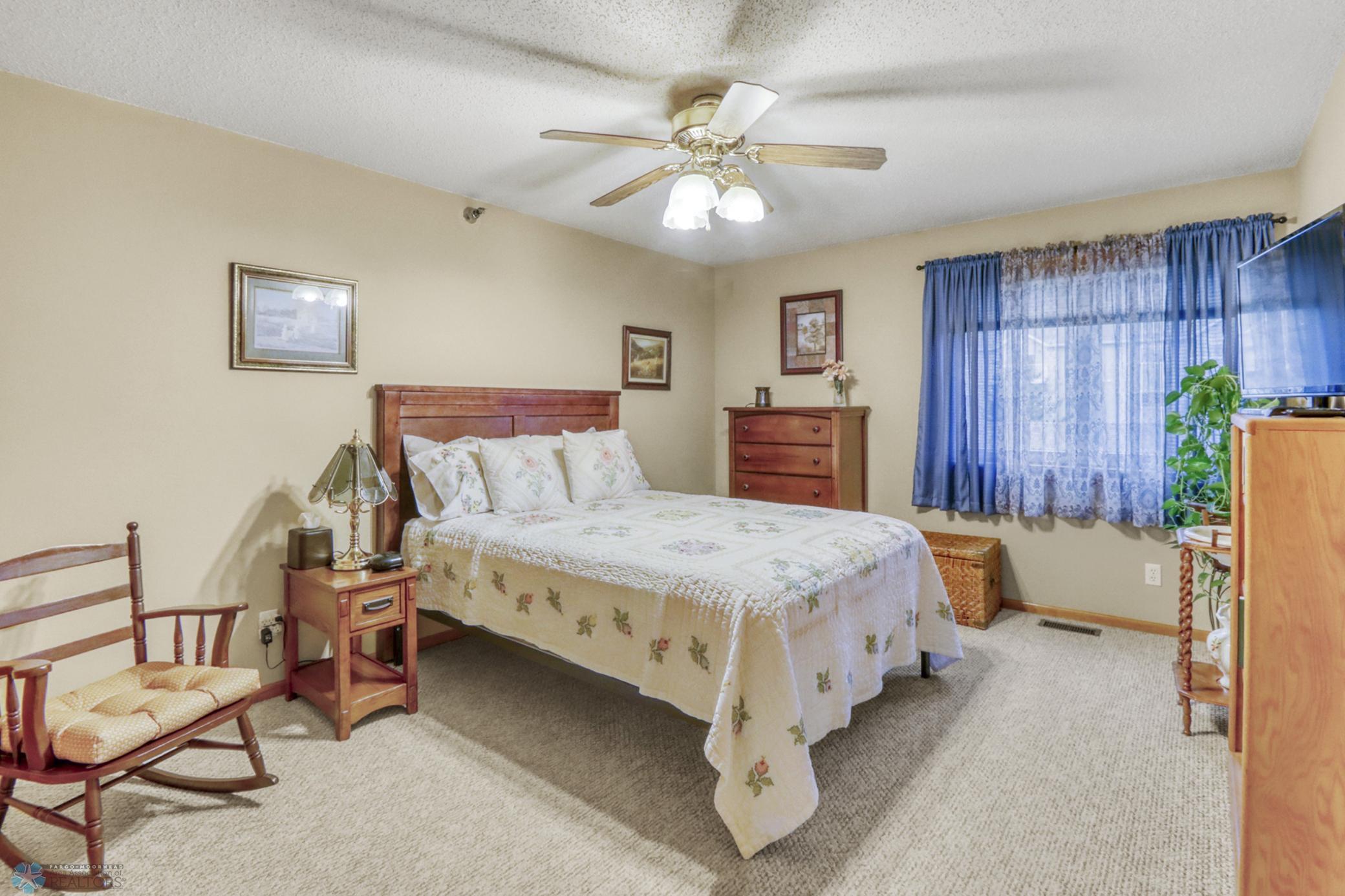 Bedroom1_1.JPG