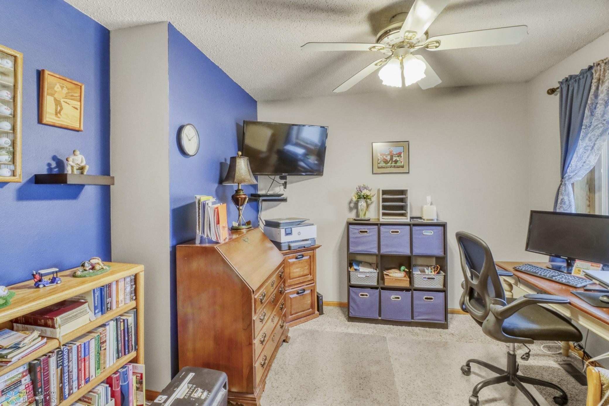 Office1_0.JPG