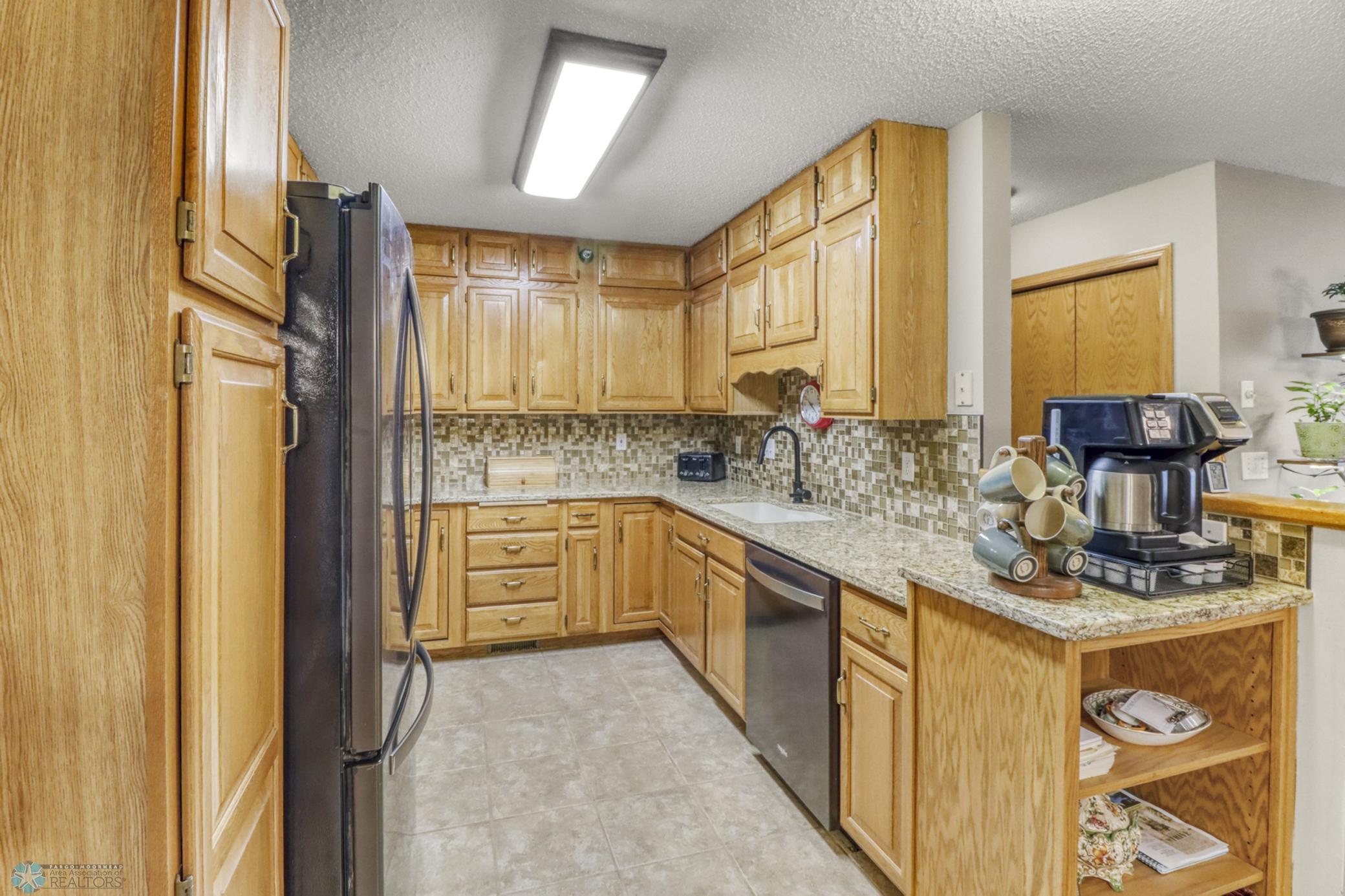 Kitchen1_2.JPG