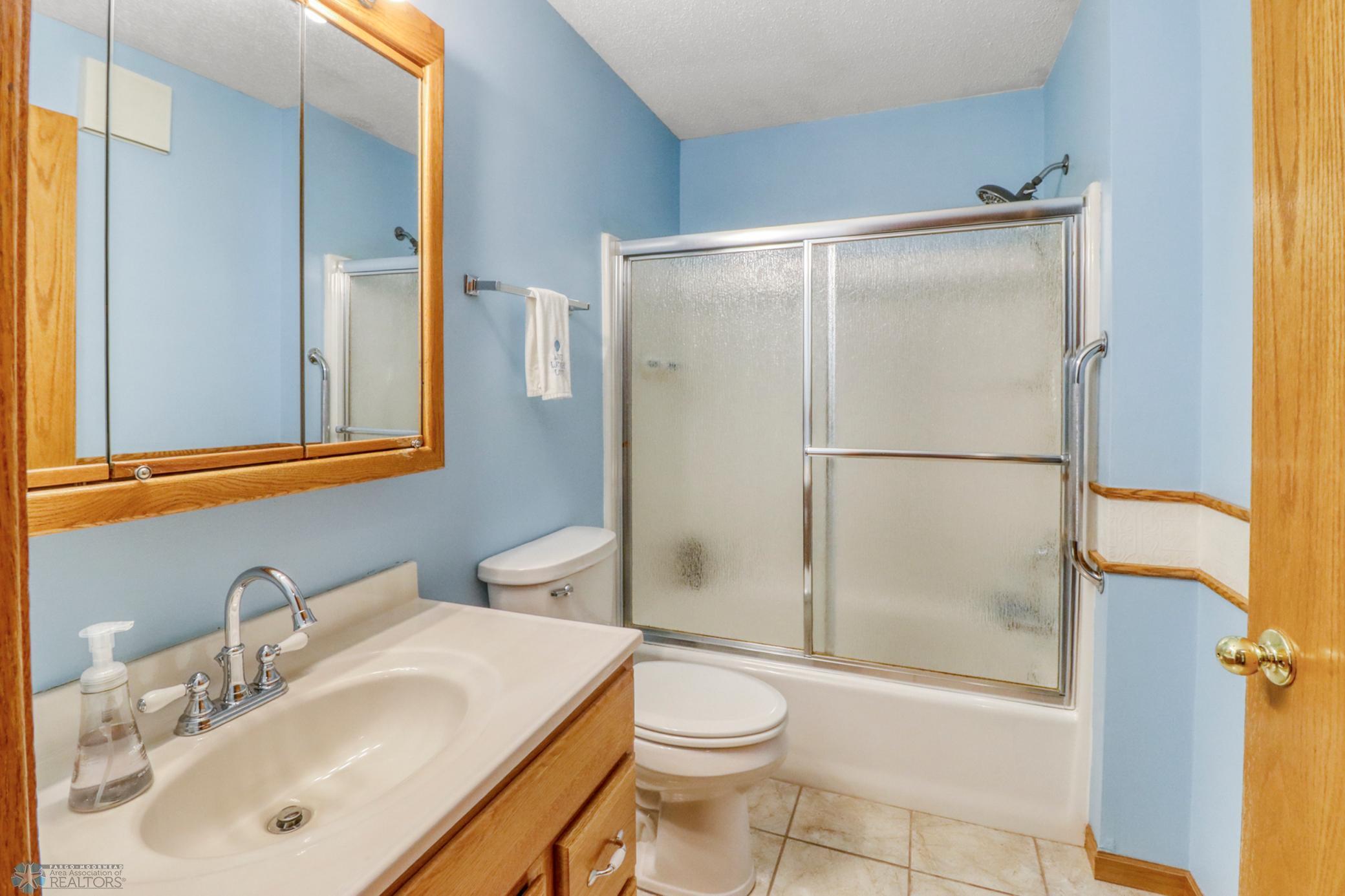 Bathroom1_2.JPG