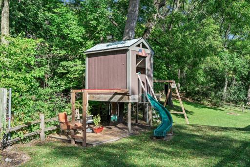 Great play area for the kids, very private wooded area