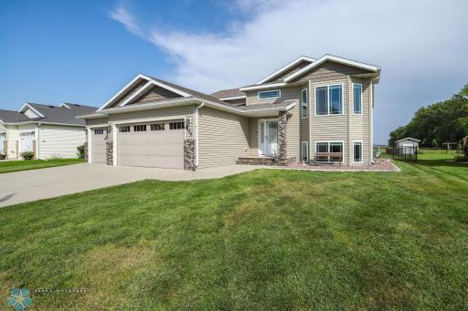 809 W Summerwood Trail, Dilworth, MN 56529