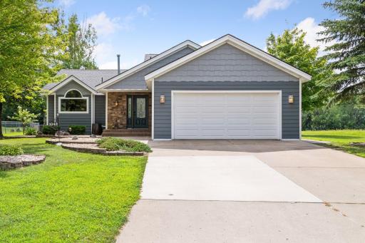 Welcome to 1042 8th Ave SW in the heart of Hutchinson!