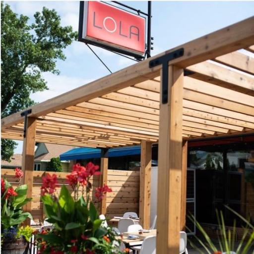 Multiple local restaurants within a few blocks