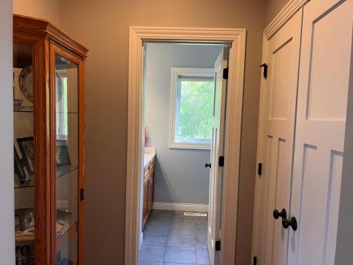 Closet, bath on main