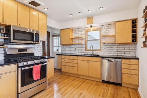 Fantastic kitchen remodel - hard to find in this style of home!