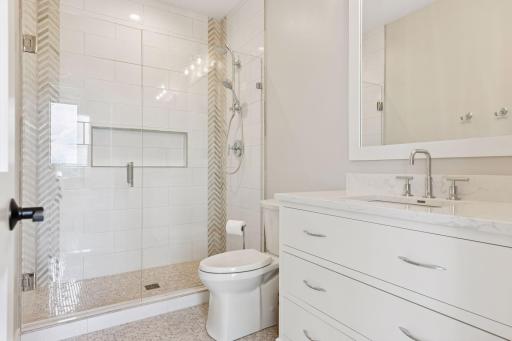 Suite bathroom