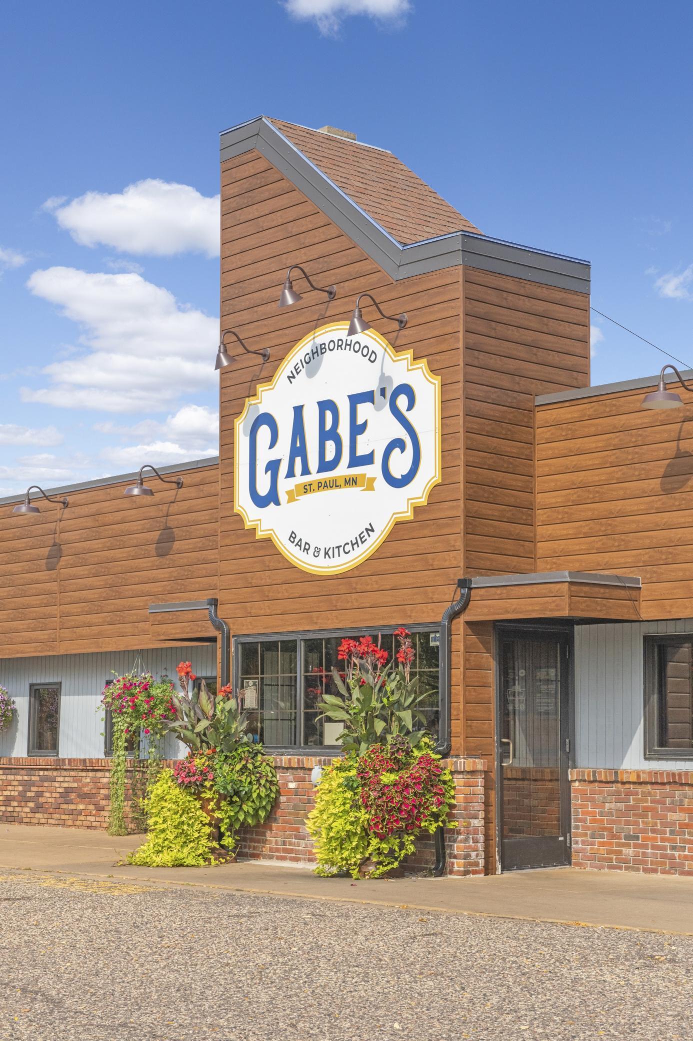 Prime neighborhood dining and retail nearby