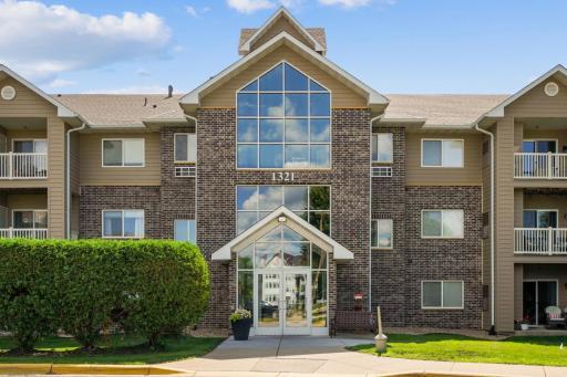 Welcome to Powers Ridge Condominiums, an extremely well maintained community in the heart of Chanhassen.